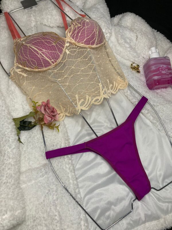 Conjunto Sensual em Renda Dourada com Bojo e Calcinha Fúcsia